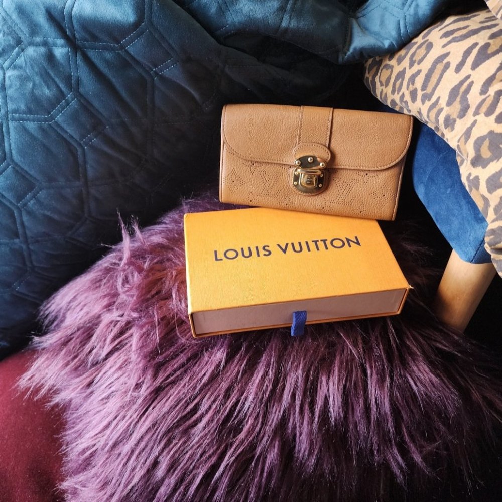 EUC Authentic Louis Vuitton Mahina Portefeuilles Amelia Wallet